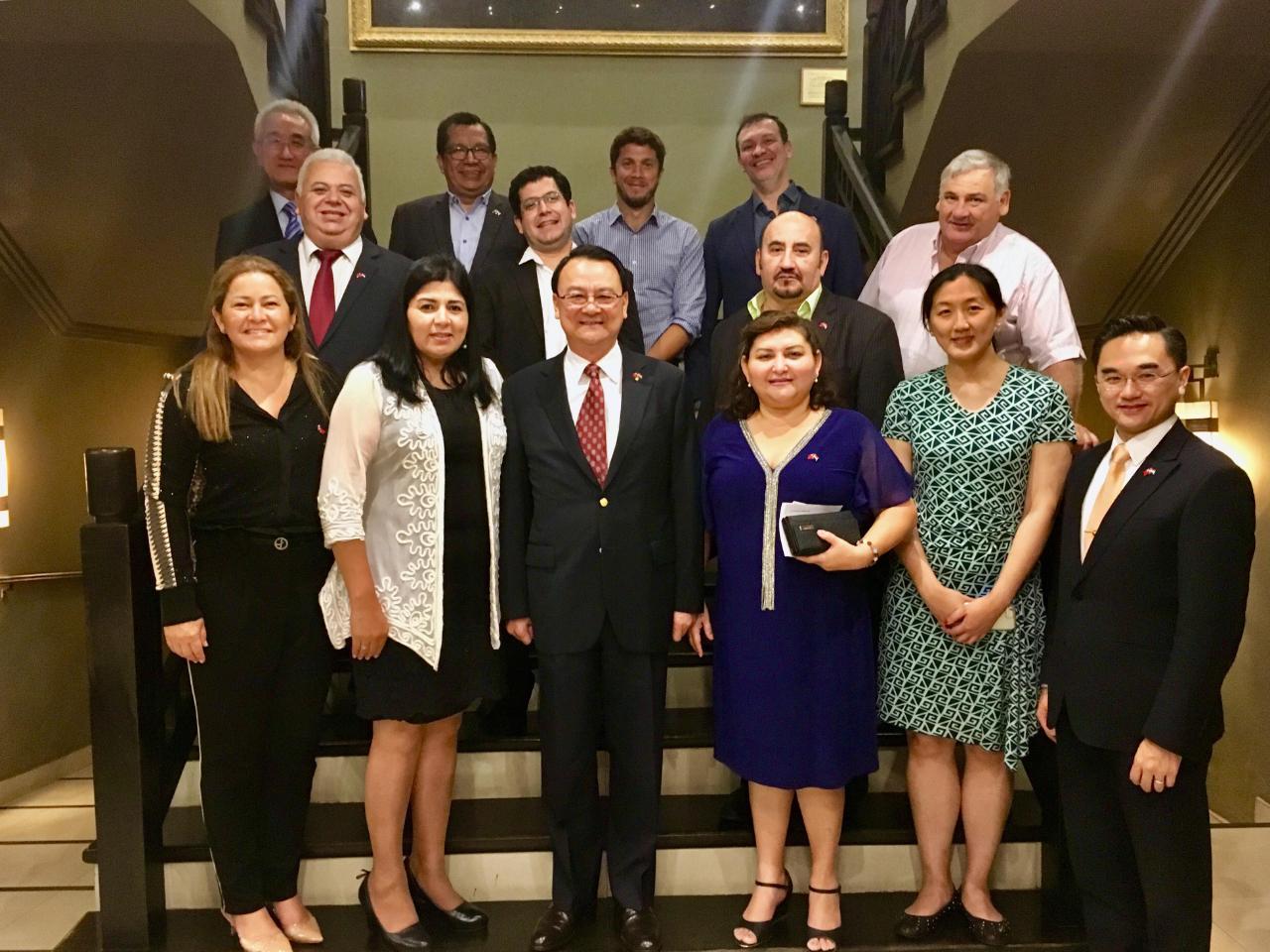 中華民國駐巴拉圭周大使麟107年11月6日晚宴巴拉圭國會眾議院2018年至2023年「臺巴友好委員會」[Comisión Parlamentaria de Amistad con la República de China (Taiwán)]成員，並與巴國會眾議院「臺巴友好委員會」出席成
員合影。