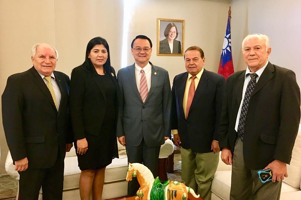 中華民國駐巴拉圭周麟大使(中)107年11月15日上午接見來館拜會的眾議院臺巴友好委員會主席Del Pilar Medina(左二)及Luque市自治大學(Universidad Autónoma de Luque，UAL)校長Dr. Vicente Renna(右一)、副校長Dr. Cecilio Jara(左一)及秘書長Dr. Arsenio Niro(右二)，雙方並就兩國教育及各項合作計畫廣泛交換意見。