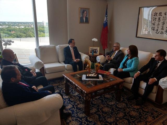 巴拉圭農牧部國家土地發展研究所(Instituto Nacional de la Tierra y Desarrollo)所長Horacio Manuel Torres Benítez(右三)107年11月15日來館拜會中華民國駐巴拉圭周麟大使(中)。