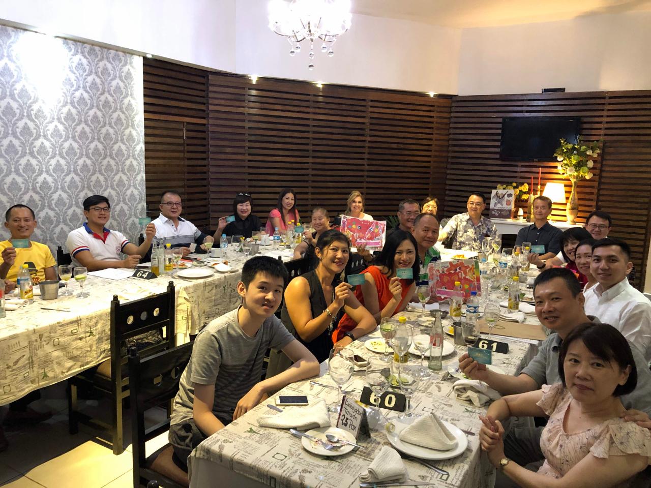 1月27日中午，周麟大使夫婦邀集恩卡納西翁地區僑務榮譽職人員暨關懷救助協會主要幹部，召開僑務座談，就本年僑務委員會議重要討論議題交換意見，聽取僑胞建言。席間周大使致詞感謝恩卡納西翁市僑界關懷救助協會鄉親大カ支持巴拉圭第一夫人發起的搖籃之家勸募計畫，對促進國民外交貢獻卓著；也提及目前台灣與巴拉圭推動的蘭花栽培、魚類養殖及臺巴科技大學等各項合作計畫，傳達臺巴邦誼穩定發展的訊息，並帶來僑委會致贈的2019賀年小山豬提燈及僑胞卡現場發卡等服務。