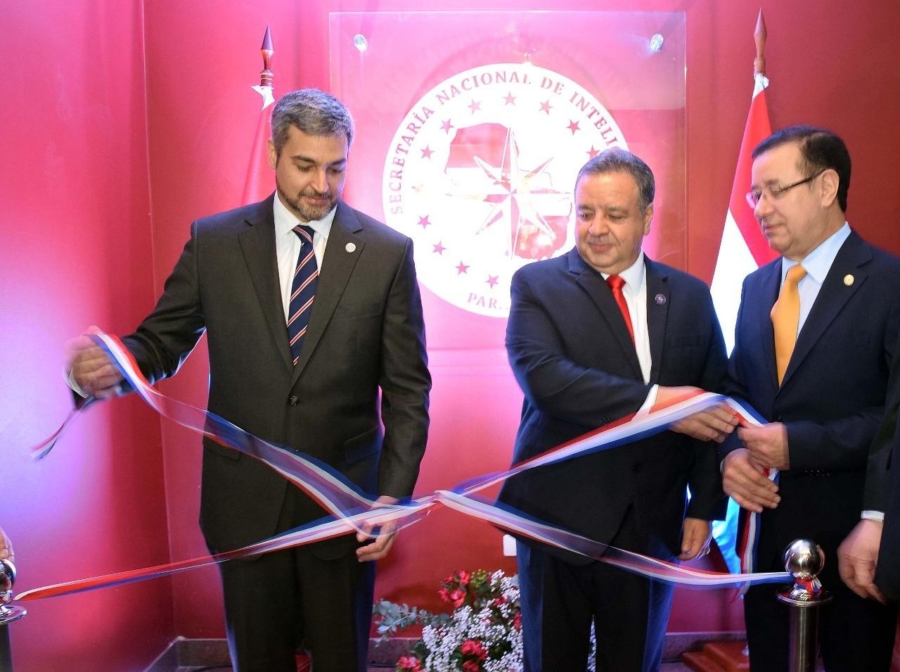 中華民國駐巴拉圭周麟大使107年11月26日受邀出席巴拉圭國家情報部開幕儀式，巴國總統阿布鐸及副總統韋拉斯格斯亦應邀出席，周大使向該部部長阿基諾祝福該部部運昌隆。圖為阿布鐸總統與阿基諾部長共同剪綵。