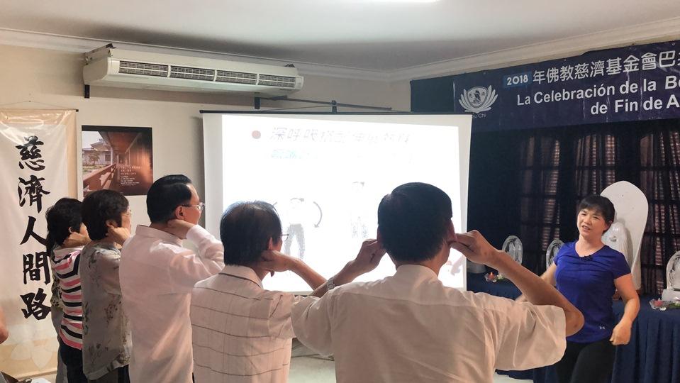 前三軍總醫院加護病房護理長陳惠絹講師(右1)帶領全體賓客伸展肌肉、活絡筋骨，介紹日常保健資訊。