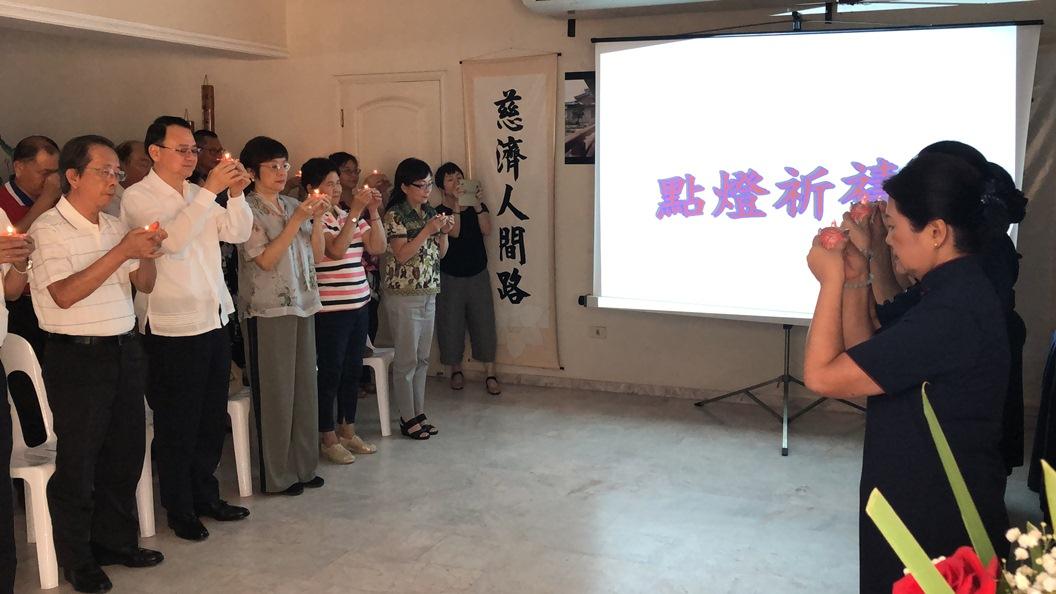 中華民國駐巴拉圭共和國周麟大使夫婦偕參事周炳男及僑務秘書廖建勛應邀出席，僑務委員曹水勝夫婦、僑務諮詢委員李復淵夫婦、洪振盛夫婦、國際佛光會巴拉圭協會亞松森分會會長范淑梅、副會長洪嘉駿等僑界代表近百人共襄盛舉。圖為眾人點燈祈福，願2019年平安吉祥。