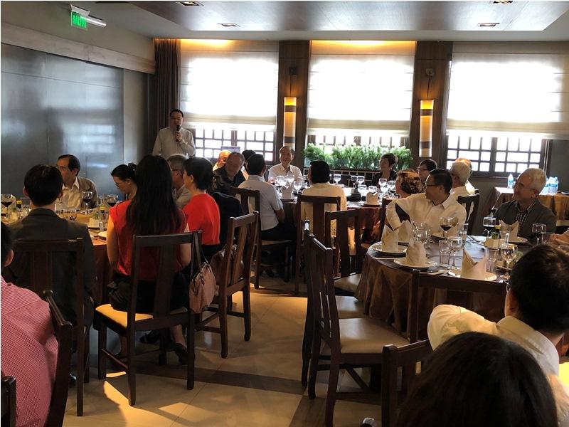 為歡慶農曆春節，駐巴拉圭大使館於108年2月17日（星期日）午間於香格里拉餐廳舉辦新春聯歡餐會，周大使麟邀請曹僑務委員水勝、亞松森中華會館新任的古理事長美桂等旅巴僑領，以及大使館、技術團同仁與華語教師員眷及志工等約60人共同歡聚。
圖為周麟大使向來賓拜年。