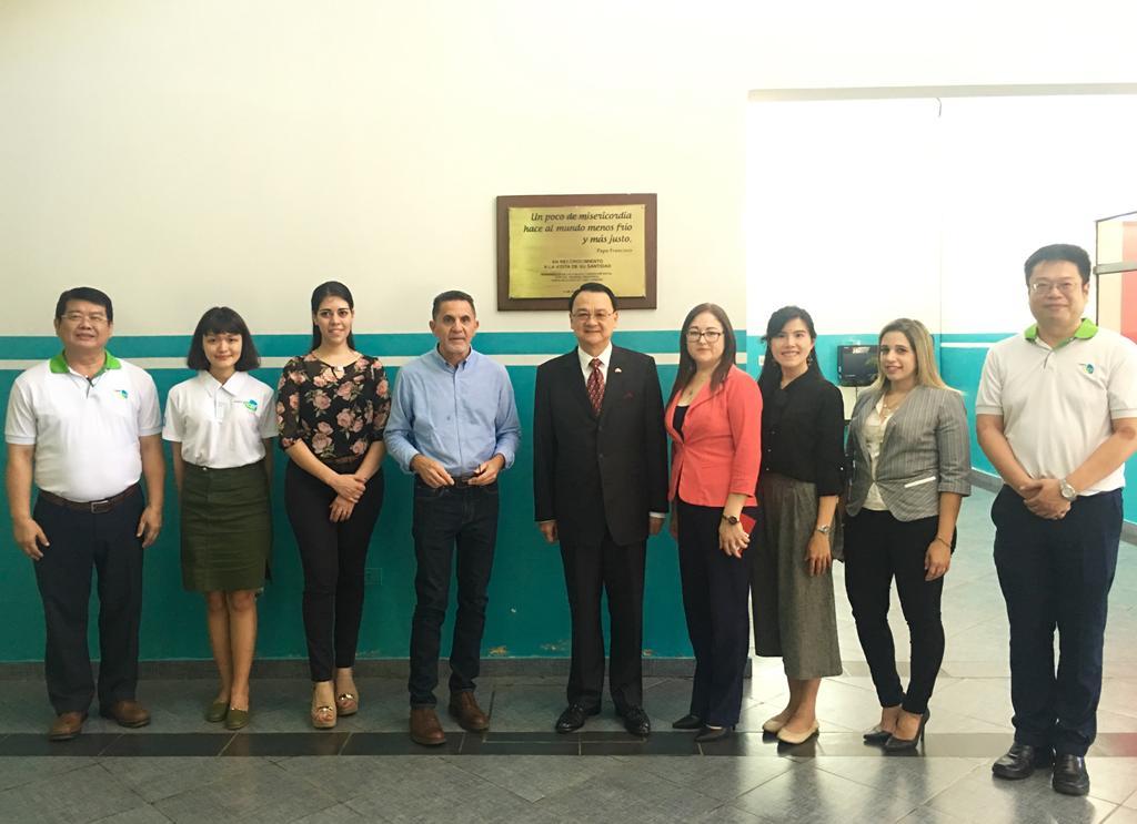 中華民國駐巴拉圭周麟大使偕駐館及技術團人員與Niños de Acosta Ñu兒童醫院人員於教宗方濟各參訪紀念牌前合影。
