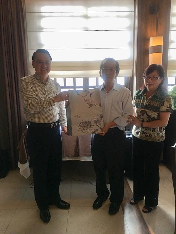 周大使於活動開始先向來賓拜年，他表示盼藉此餐會與大家歡聚並共同感受春節氣氛，同時說明107年臺巴雙方共同努力豐碩合作成果，並期許未來能持續擴大兩國各領域的交流，此外，為感謝剛卸任亞松森中華會館理事長的洪僑務諮詢委員振盛在任期間率領會館團隊對於大使工作的配合與支持，以及在服務僑界的付出與貢獻，周大使特別準備精美紀念禮品贈送給洪諮詢委員。
