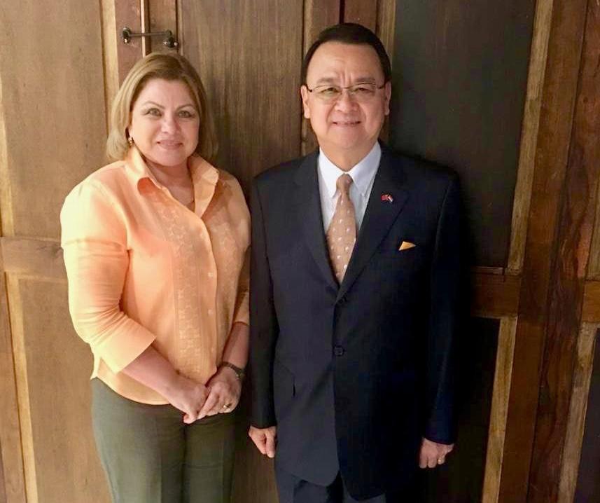 中華民國駐巴拉圭周麟大使108年1月31日中午邀請巴國婦女部長羅梅洛(Nilda Romero)餐敘，就臺巴雙方推動性別平等工作廣泛交換意見。圖為駐巴拉圭周大使麟(右)與巴國婦女部長羅梅洛(左)合影。
