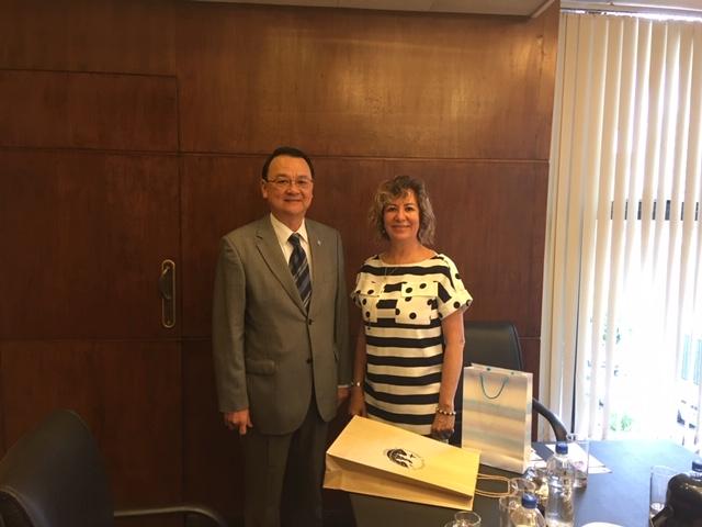 巴拉圭周大使麟本(2)月14日上午偕張秘書慧鶯及陳秘書鈺林拜會亞松森自治大學校長Kitty Gaona Franco博士，受到G校長熱烈歡迎。圖為亞松森自治大學校長 Kitty Gaona Franco博士(右)與周麟大使(左)合影。