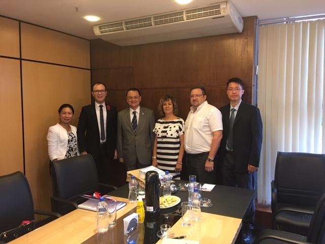 圖為亞松森自治大學校長 Kitty Gaona Franco博士(右三)、周麟大使(左三)、院長Gustavo Auadre(右二)、國際處Eduardo Becker(左二)、張慧鶯秘書(左一)及陳鈺林秘書(右一)合影。