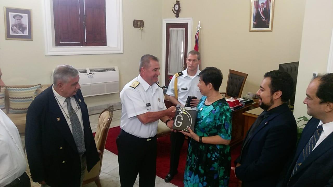 國際外科學會(ICS)候任總會長，高雄醫學大學關敳麗教授一行2月7日至10日來巴拉圭考察義診行程，圖為巴國海軍司令Carlos Velázquez上將在辦公室以早餐款宴關醫師一行。