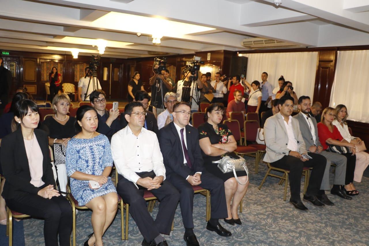 為擴大宣傳2019學年度「外交部臺灣獎學金」、國合會「國際高等人力培訓外籍生獎學金計畫」、國合會「義守大學學士後醫學系外國學生專班」及教育部「華語文獎學金」，駐巴拉圭大使館於本年2月1日假亞松森市精英大飯店(Hotel Excelsior Inn)舉辦徵選開跑記者會，由周麟大使與巴國教育部長貝塔(Eduardo Petta)及計畫部長裴瑞拉(Carlos Pereira Olmedo)共同主持。