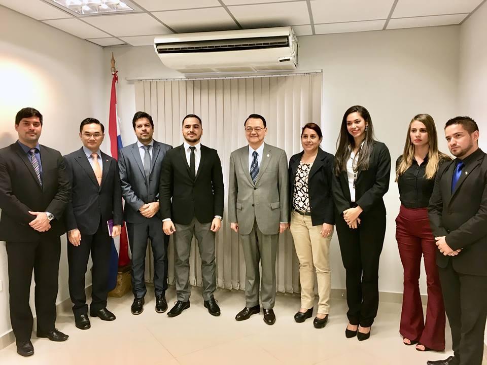 周大使拜會巴國歸國及避難僑民發展部長儒易斯(Édgar Ruiz)，與儒易斯部長(左四)及該部一級主管合影。