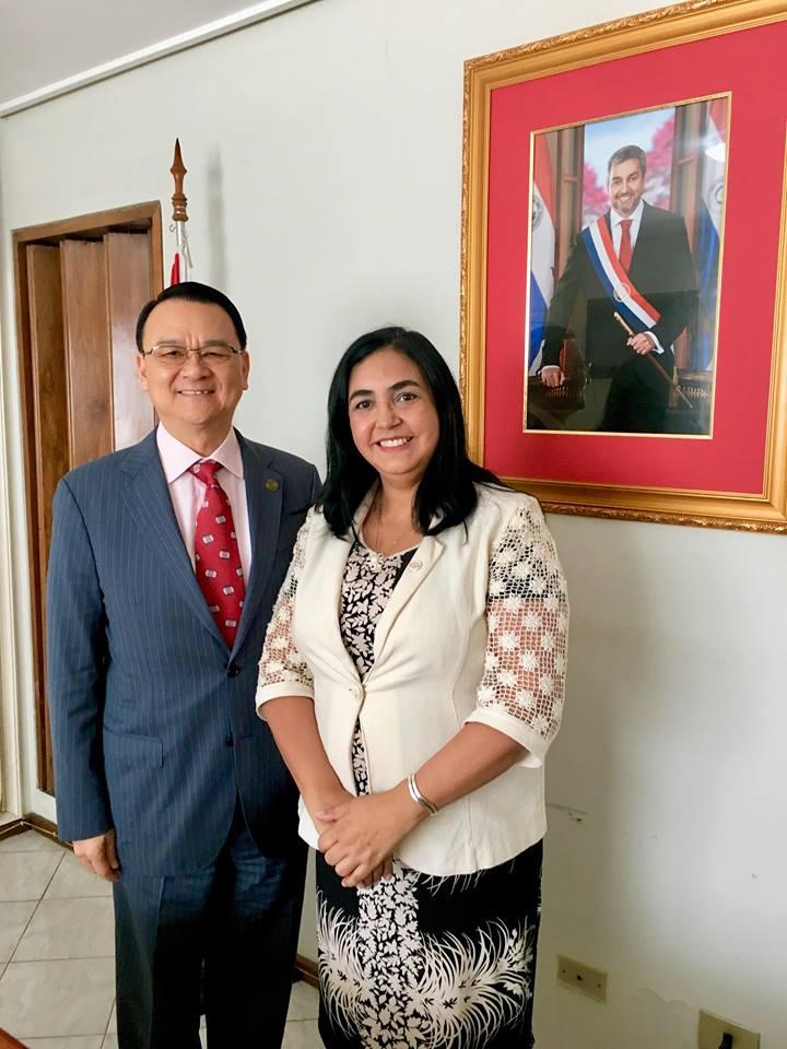 周大使與阿卡拉茲部長(右)合影。