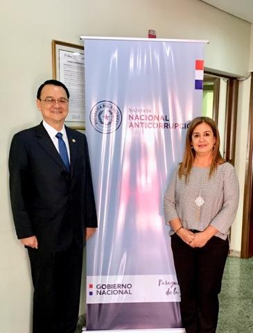 周大使與蘿哈絲部長(右)合影