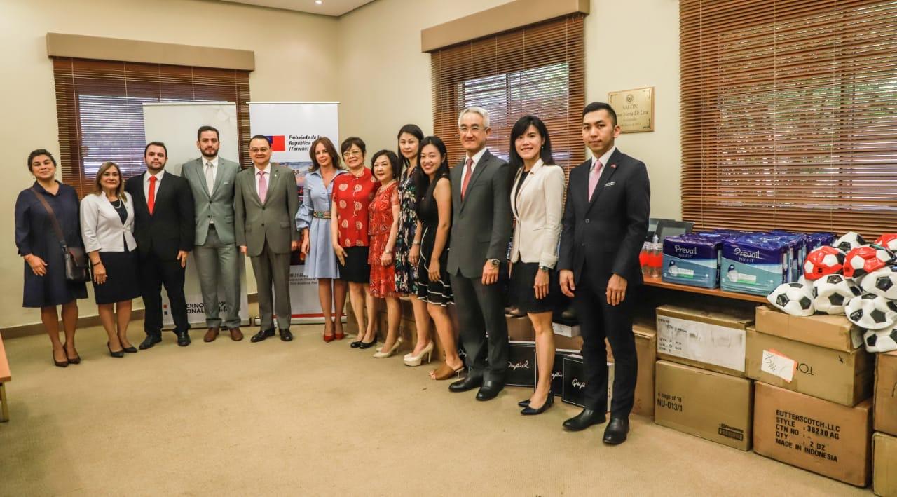 巴國第一夫人席凡娜女士與周大使夫婦及全體出席觀禮人員合影留念。
