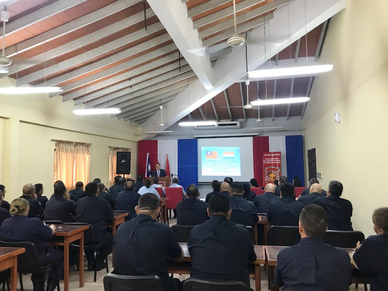 周大使(講台前)應邀赴巴國警察高等教育學校演講