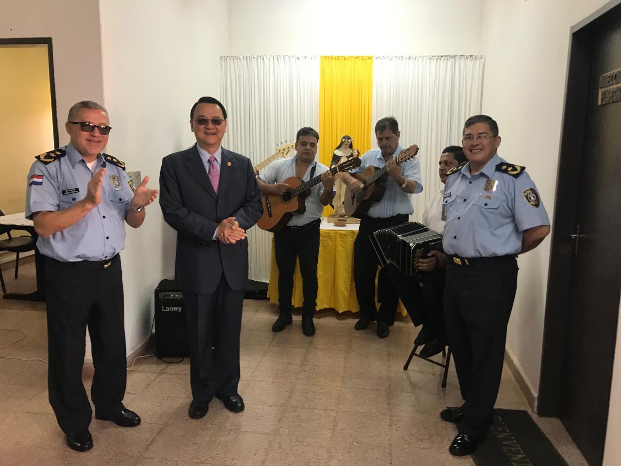 奧坎波斯校長（左一）祝賀周大使抵任巴國1周年。