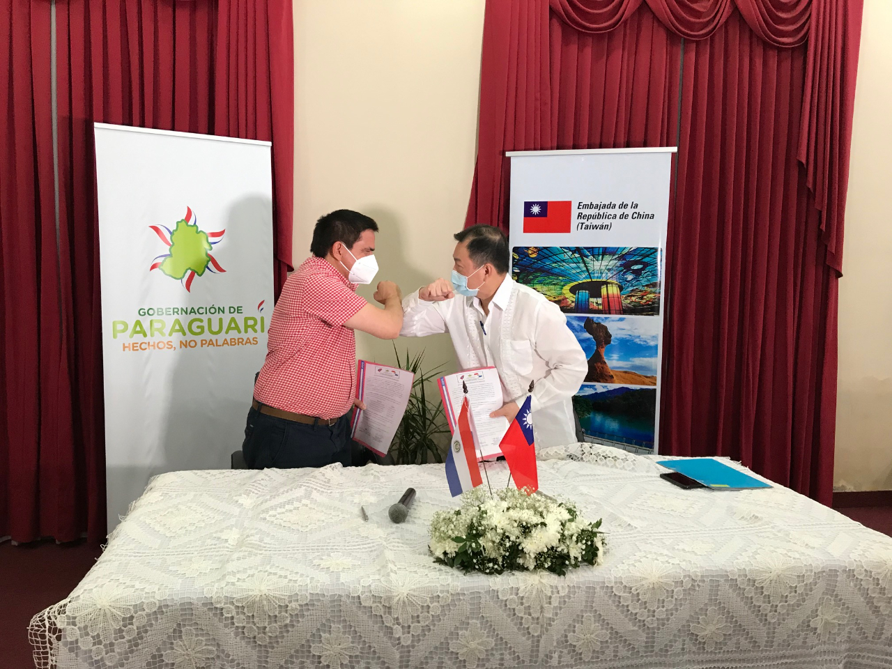 駐巴拉圭韓志正大使與巴國巴拉瓜里省省長巴魯哈簽署輪椅捐贈議事錄。