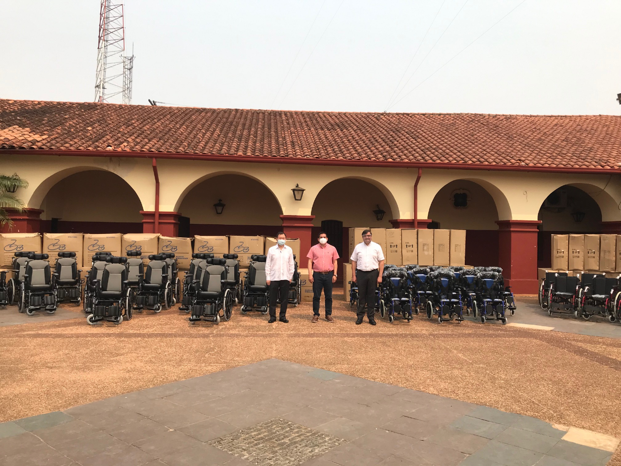 左起韓大使、巴魯哈省長與巴國殘障人權部馬丁尼斯部長在捐贈輪椅前合影