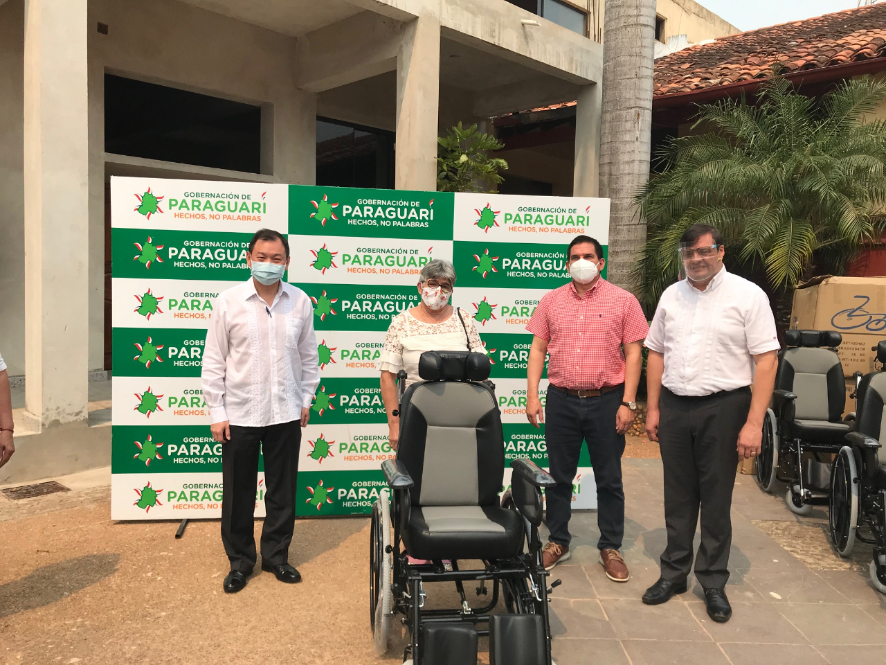 左起駐巴拉圭韓志正大使、巴拉瓜里省受贈民眾代表、巴拉瓜里省省長巴魯哈、巴國殘障人權部馬丁尼斯部長。