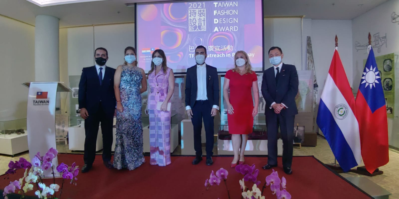 巴拉圭第一夫人席凡娜女士 (左3), 婦女部長萊茲卡諾 (右2),工商部中小企業次長戈多義(左1),巴國參加TFDA決賽設計師巴耶斯 (右3)、駐巴拉圭韓志正大使(右1)、韓大使夫人謝美華女士 (左2)

