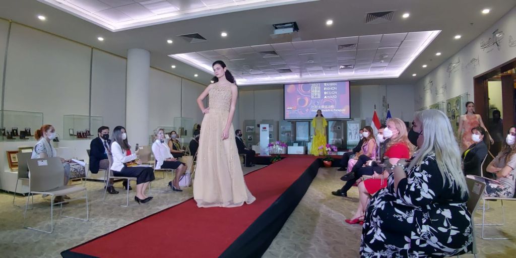 參加紡拓會2021時裝設計新人獎決賽巴國設計師巴耶斯作品之一