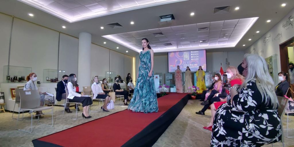 參加紡拓會2021時裝設計新人獎決賽巴國設計師巴耶斯作品之二