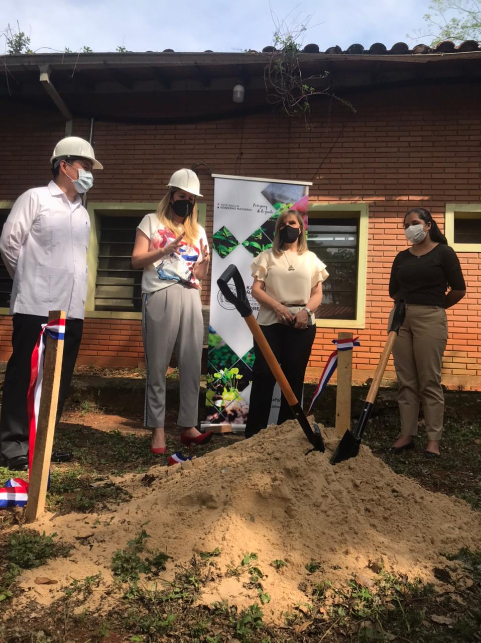 110年9月13日韓大使與巴林務部長Cristina Goralewski共同為強化巴國森林監測系統辦公室動土開工。