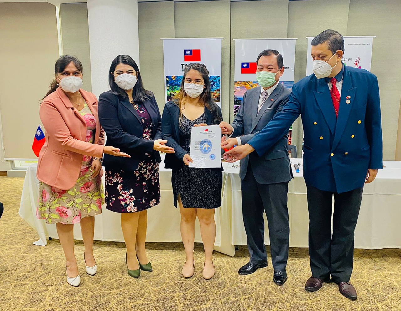 110年9月21日駐巴拉圭韓志正大使(右2)在2021年獎學金頒發典禮上，與巴國計畫部長Viviana Casco(左2)、教育部高等教育次長Celeste Mancuello(左1)、內政部安全次長Pablo Rios(右1)及受獎生代表合影。