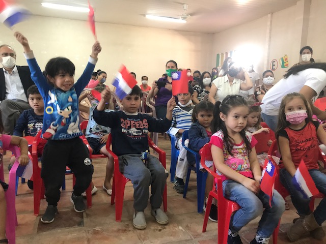 110年10月12日Remansito社區兒童揮舞臺巴兩國國旗。