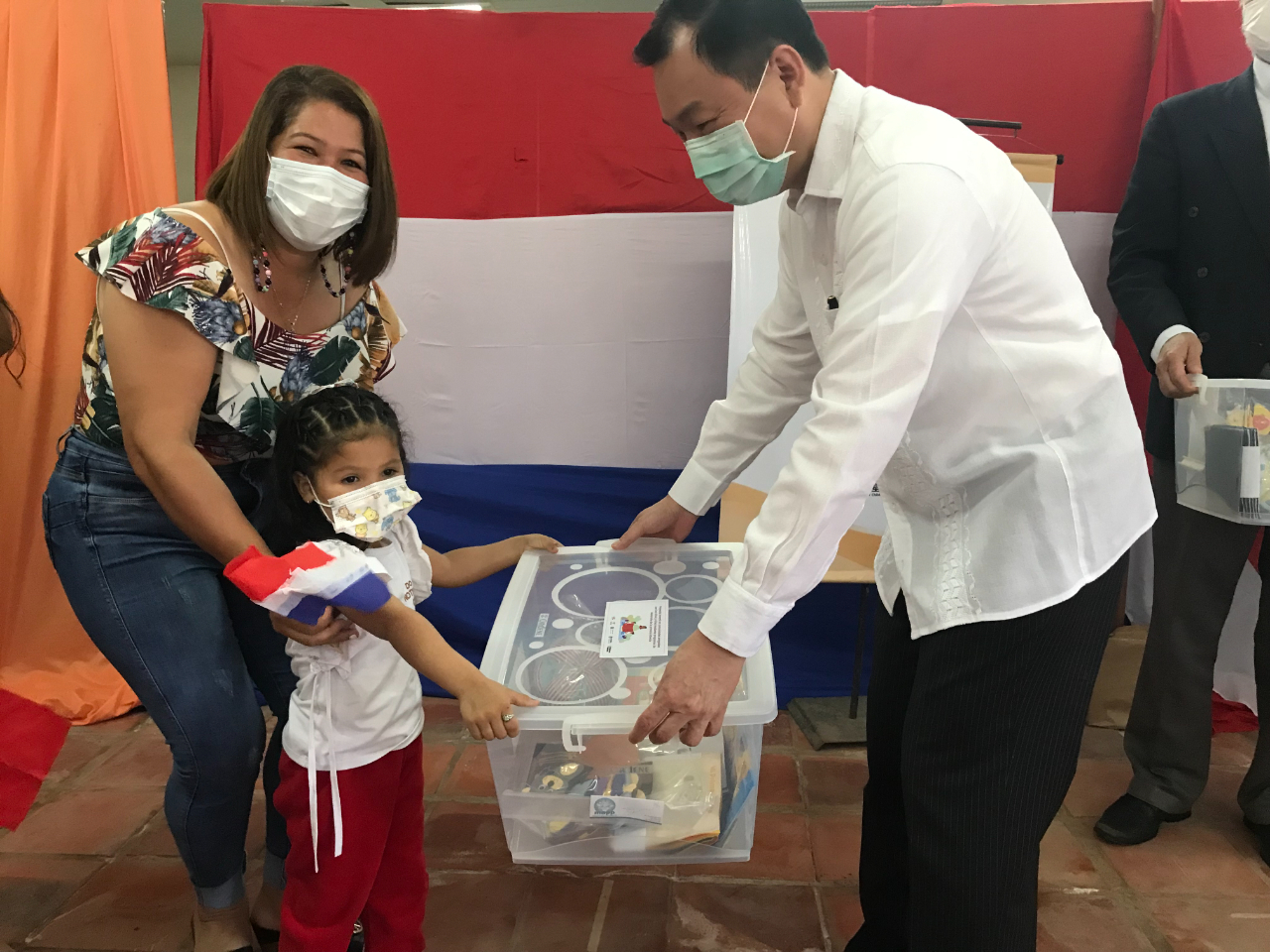 10 月 12 日上午 9 點，駐巴拉圭韓志正大使與非政府組織Children Believe巴國代表與巴國NGO組織Global Infancia主任在Villa Hayes省Remansito社區中心，代表台灣政府與家扶基金會捐贈176套"兒童識讀"教育工具包的第一批，給參與“通過早期識讀計畫投資對兒童友善社區，推動兒童早期發展”項目的家庭，使他們陪伴幼兒茁壯成長與學習，促進全人發展並提升育兒能力。工具包中包括感官觸摸書、巴國作者叢書、布偶及其他激勵兒童學習的材料。