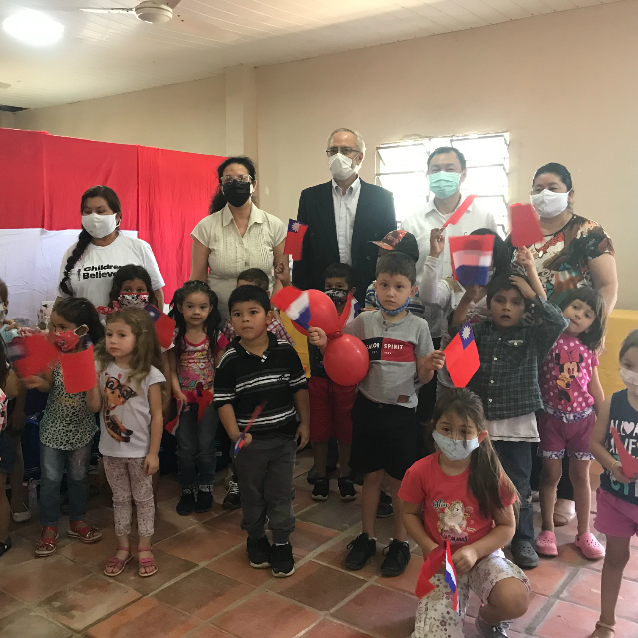 韓大使與國際NGO組織Children Believe代表、巴國NGO組織Global Infancia主任及識讀教育計畫受益兒童及家長合影。