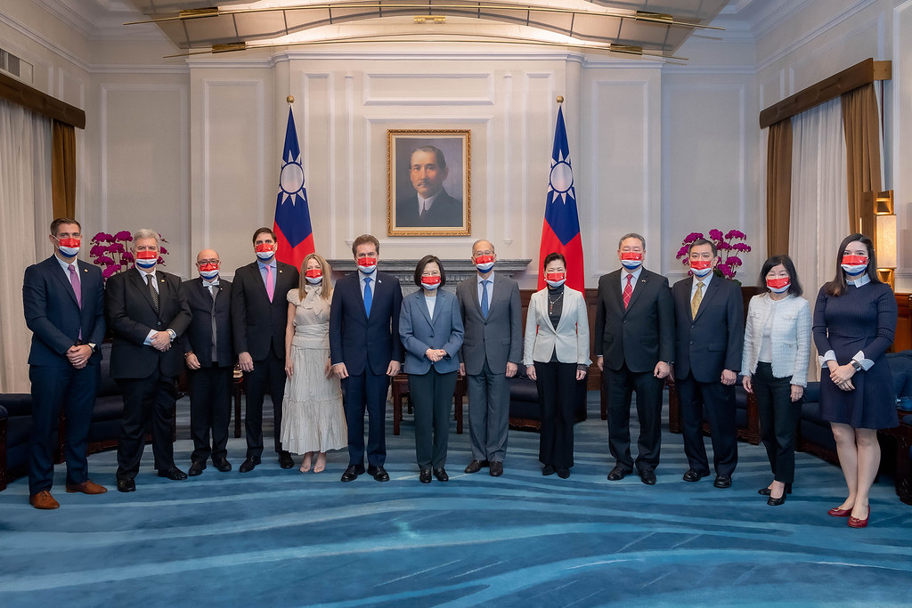 蔡總統(圖中)3月31日在總統府祕書長李大維、經濟部長王美花、外交部常務次長俞大㵢等人陪同下，與巴工商部長賈斯迪優尼、次長Estefania Laterza、次長Ramiro Samaniego等一行合影。