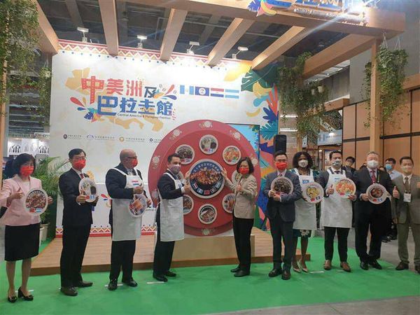 蔡總統出席2022台北國際食品展與我中美洲及巴拉圭等友邦代表合影。