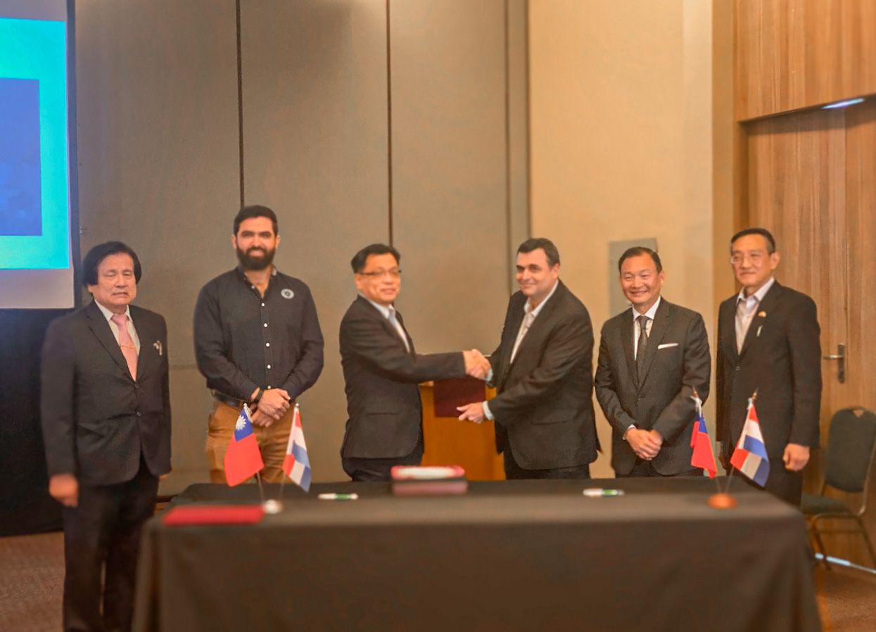 中南美洲友邦經濟合作及商機考察團在巴拉圭訪問受巴國政府高度重視，圖為唐榮公司與巴國合作營運及維運合作夥伴Benne Group簽署瞭解備忘錄。