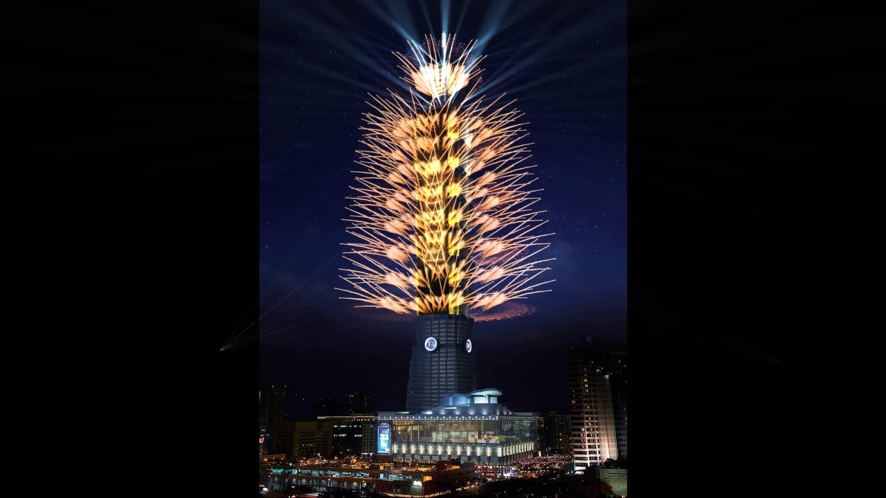 今年燈光煙火秀的煙火使用最新無屑低煙技術。