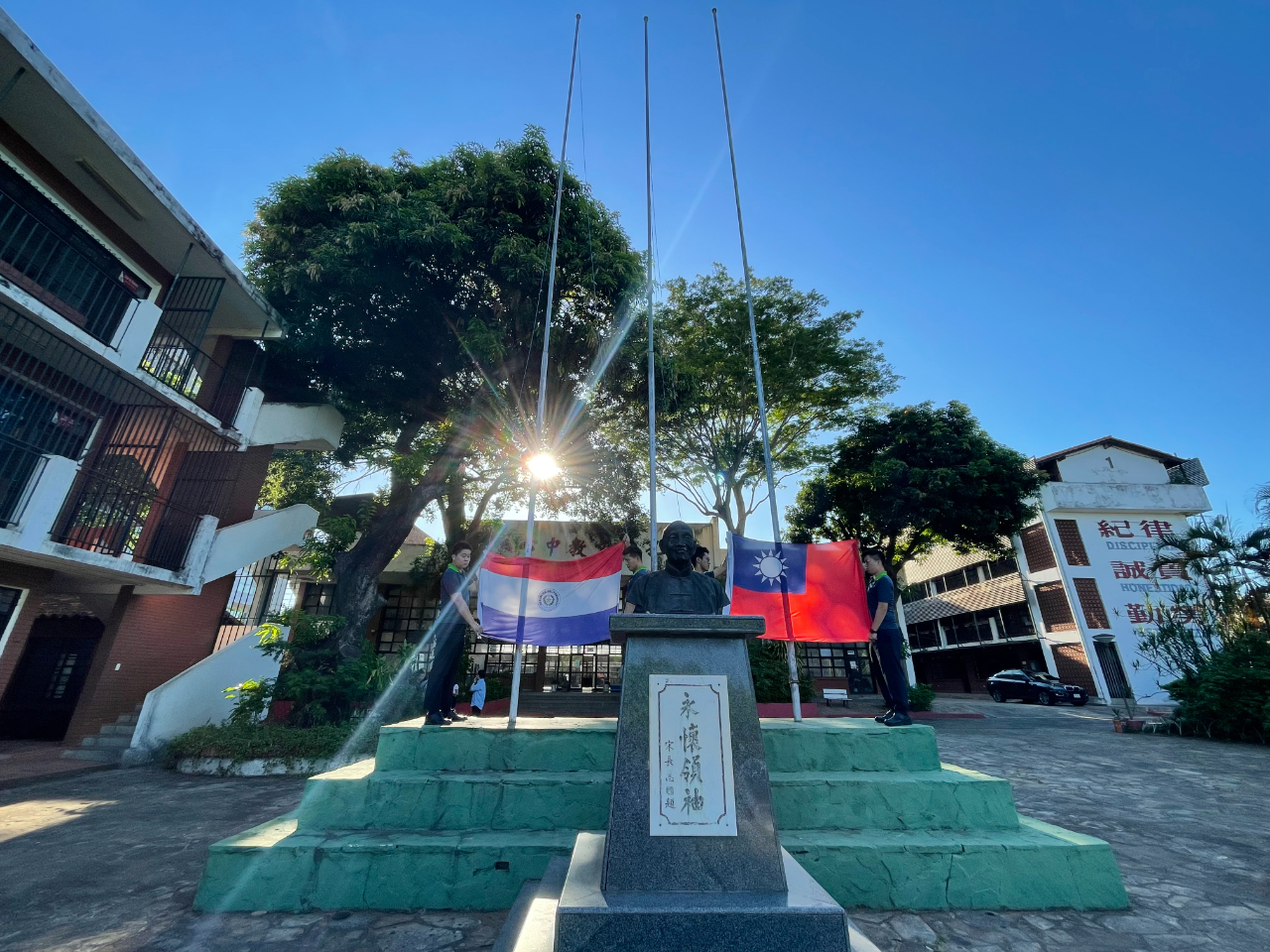 升旗典禮開始。