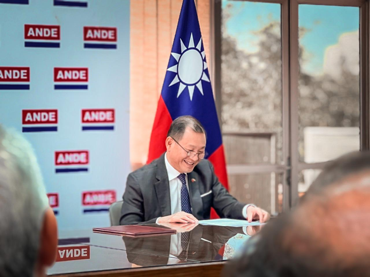 駐巴拉圭韓志正大使代表國合會見證簽署合約