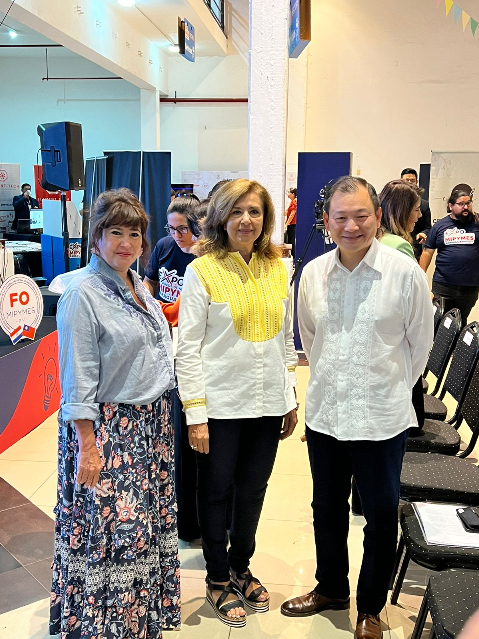 照片右一韓志正大使，中為巴國金融發展局(AFD)局長Teresa de Velilla