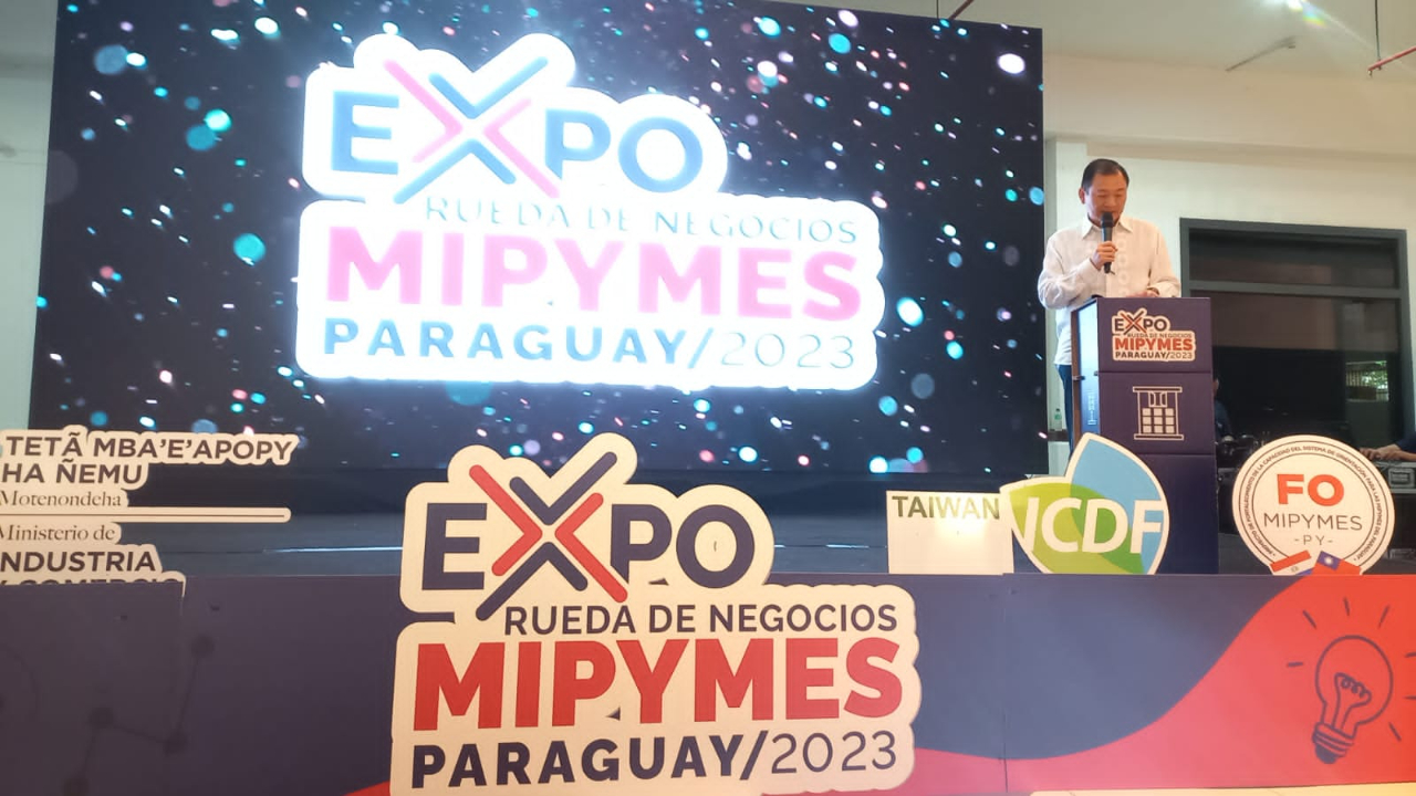 韓大使於開展前致詞。