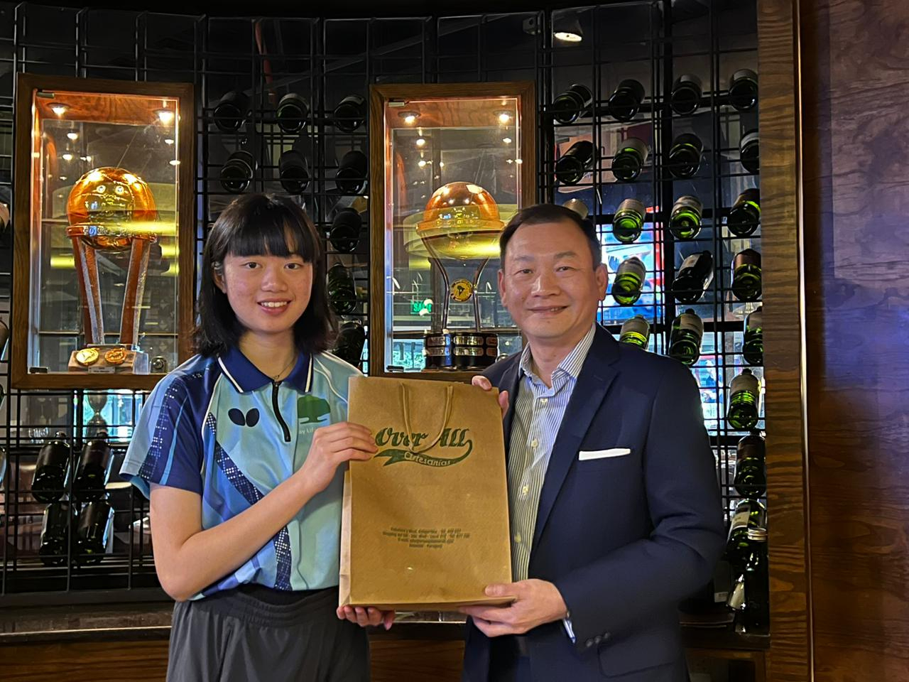 賽後韓志正大使致贈陳佳宜賀狀與紀念品，鼓勵她為國爭光。