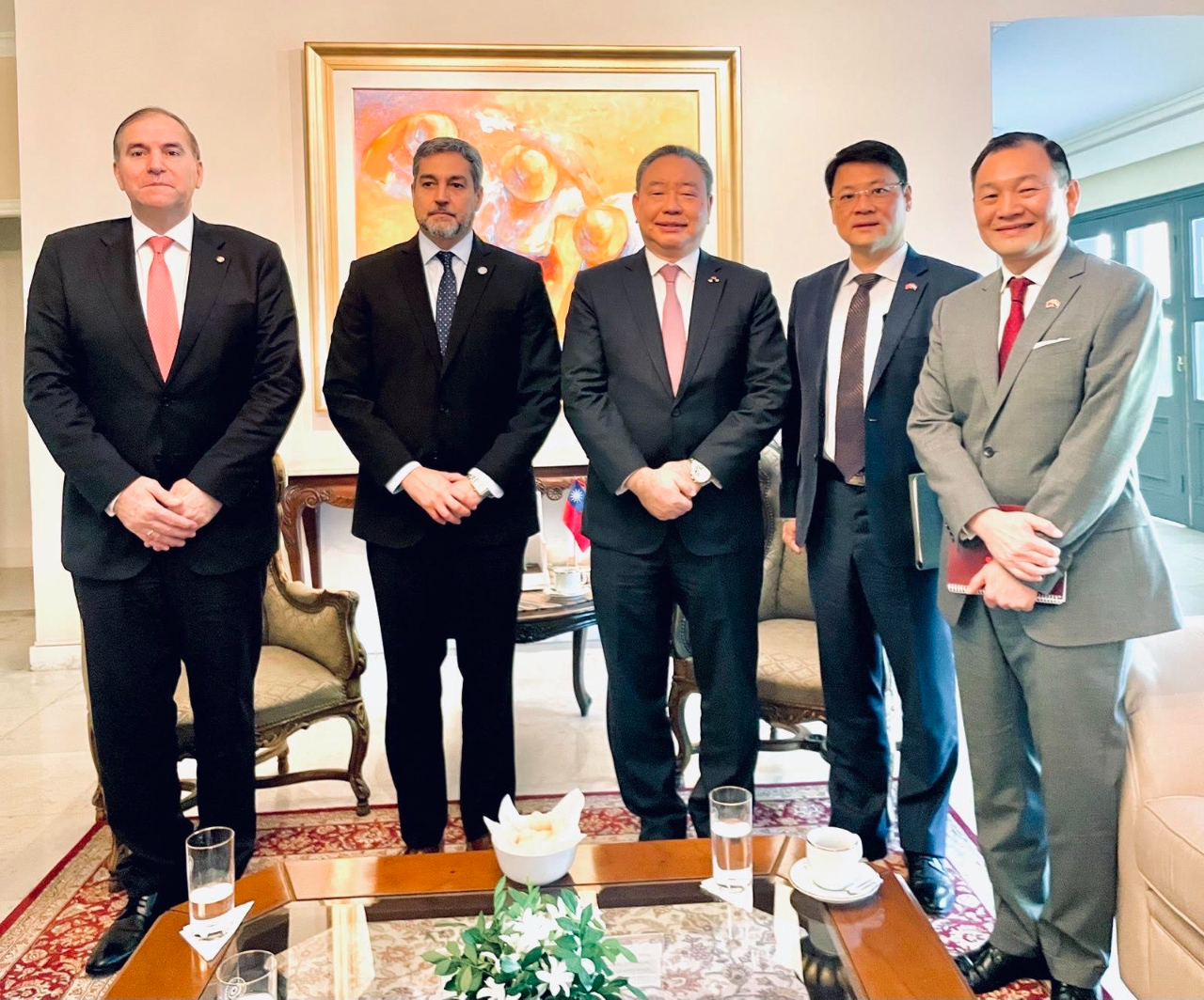 中華民國(台灣)外交部次長俞大㵢5月17日訪問巴拉圭，拜會巴國總統阿布鐸(左二)，照片左起巴國外長阿里歐拉(Julio Ariola)、阿布鐸總統(Mario Abdo Benítez)、俞次長、拉美及加海司長鄭立誠、韓志正大使。