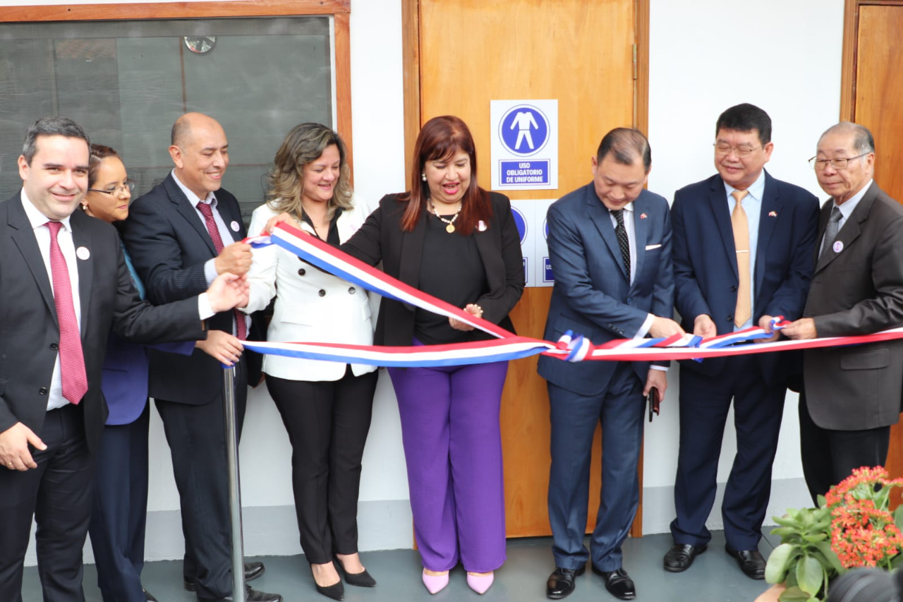 8月8日由駐巴拉圭技術團、巴拉圭工商部與國立亞松森大學合作之食品科技服務中心在亞大化工學院開幕，亞大校長維拉女士(Zully Vera de Molinas，右四)與韓志正大使(右三)共同為開中心開幕剪綵。該中心配備生產乳製品、果醬的實驗工廠與一個加強包裝食品營養分析標籤的實驗室，器材由駐巴拉圭技術團婦女賦權計畫贊助。