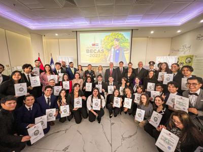 駐巴拉圭大使館舉辦2023台灣獎學金受獎證書頒贈儀式