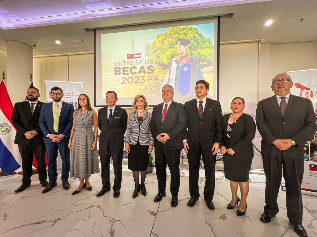 照片左二起巴國外交部國際合作獎學金負責人布拉克托勒(Alfredo Blactoler)、巴國經濟財政部代表迪莫迪卡女士(Gisela Dimodica)、韓志正大使、恰古戰役飛行員紀念博物館館長培瑞茲女士(Carmiña Pérez Falabella)、巴國內政部長里耶拉(Enrique Riera Escudero)、巴拉圭台灣校友會會長阿薩曼迪亞(José Arzamendia)、淡江大學戰略專班畢業生協會主席希達戈女士(Lilian Hidalgo)、留台獎學金生家長協會主席卡布拉爾(Luis Cabral Lesme)。