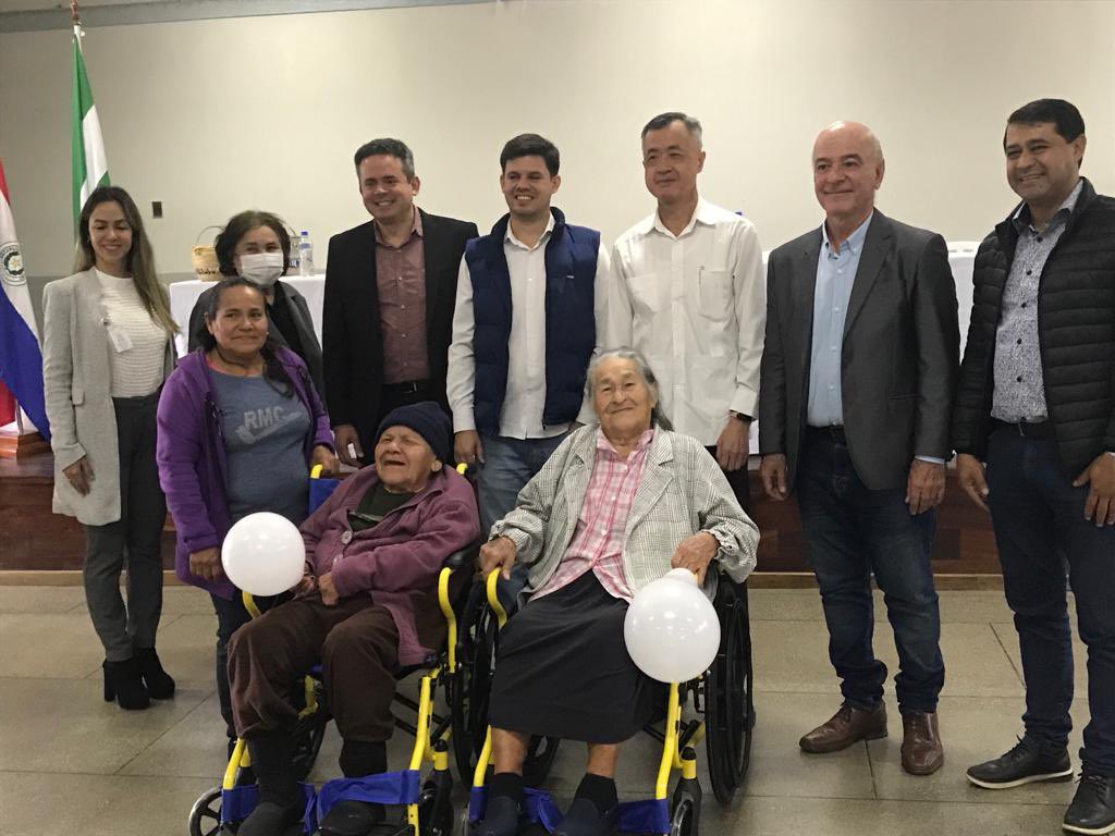 駐巴拉圭大使館曹松茂參事於7月28日代表曹仲植基金會捐贈一批輪椅與輔具給巴拉圭從事改善身心障礙者生活環境的薩拉奇基金會(Fundación Saraki)，並分送給巴國恰古地區的弱勢身障人士。這批輪椅與輔具將透過巴國薩拉奇基金會，使哈耶斯谷市(Villa Hayes)的身障人士得以改善日常生活起區的便利性。