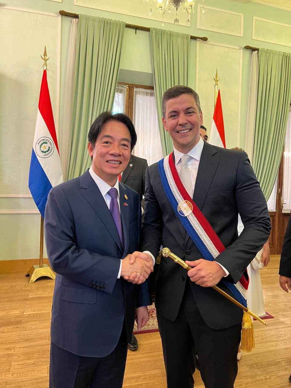 賴副總統於8月15日出席巴拉圭新任總統貝尼亞(Santiago Peña)就職大典，典禮前向貝尼亞總統致意。
