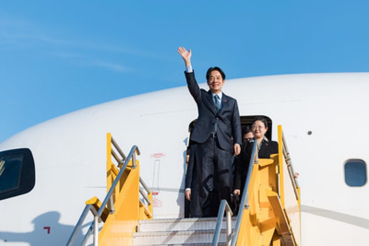 賴副總統於8月14日抵達巴拉圭訪問，出席巴國新任總統貝尼亞(Santiago Peña)，班機抵達亞松森時，賴副總統下機前向前往歡迎的巴國政府代表、現場出席官員與僑胞代表熱情揮手致意。