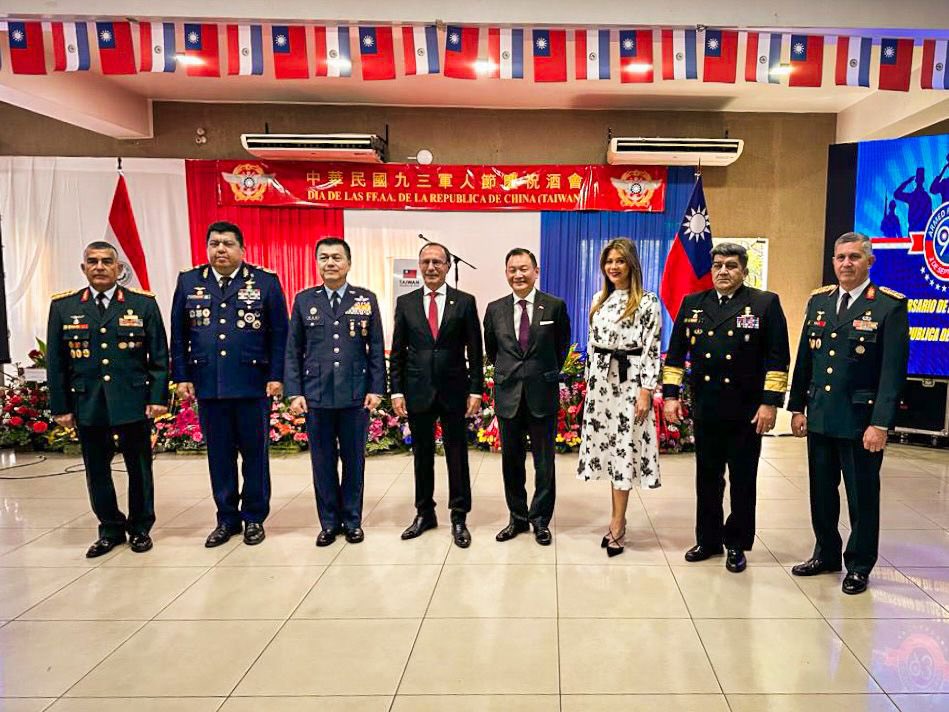 酒會由中華民國(台灣)副參謀總長執行官鄭榮豐(左三)主持，巴拉圭國防部長龔薩雷斯(Oscar González，左四)偕巴國三軍高階將領出席，圖右三、四為駐巴拉圭韓志正大使夫婦。