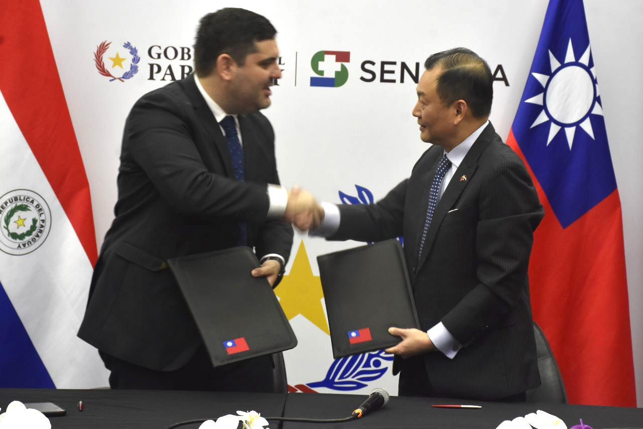 駐巴拉圭韓志正大使於9月6日代表我國政府與巴國動物品質與健康管制局(SENACSA)局長馬丁(José Carlos Martin)簽署了「巴拉圭非洲豬瘟診斷與防治培訓計畫」協議。